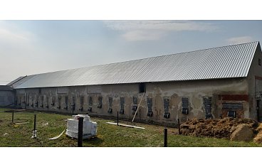 Nová střešní krytina na hale chovu kuřat na farmě Dvorce u Bruntálu