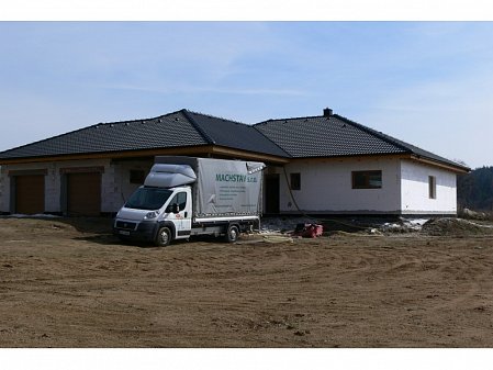 Foukaná izolace trámového stropu novostavby rodinného domu ve Vojkově