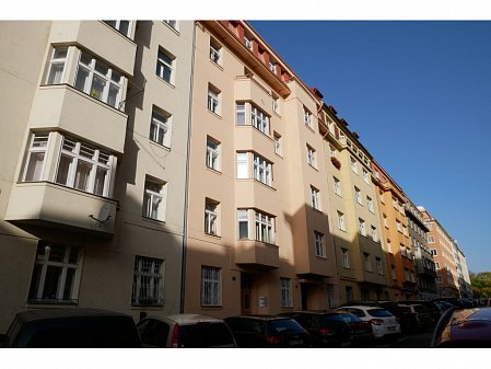Foukaná minerální izolace dutiny trámového stropu v bytovém domě v Praze