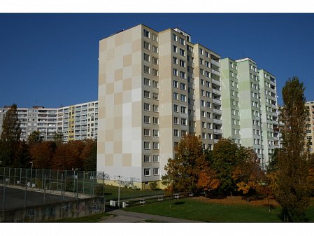 Zateplení dvouplášťové střechy panelového domu foukanou minerální izolací v Praze