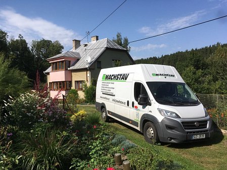 Ochrana před dřevokaznými škůdci a foukaná izolace v rodinném domě v Morašicích