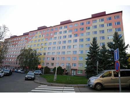 Foukaná minerální izolace střešní konstrukce na bytových domech v Praze