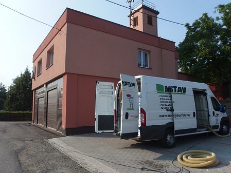 Zateplení dvouplášťové střechy foukanou izolací a její odvětrání v hasičské zbrojnici v obci Albrechtičky